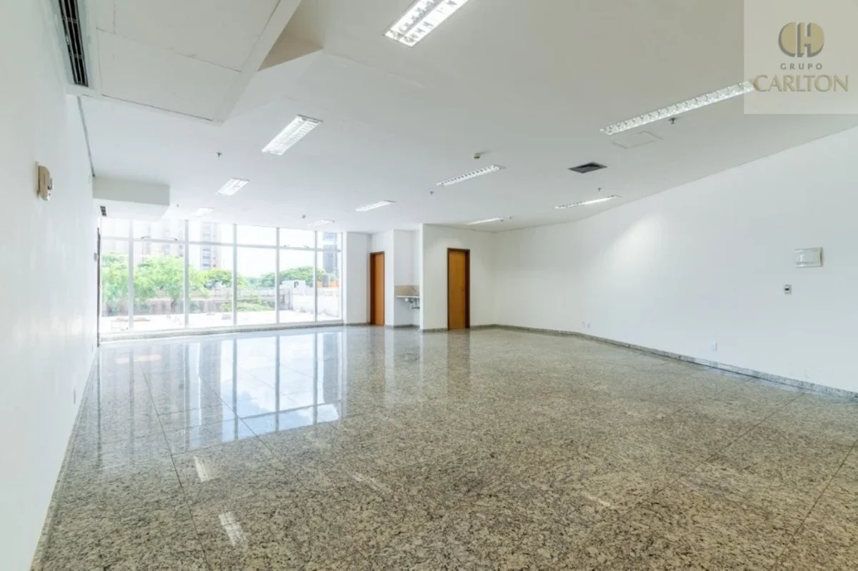 Excelente oportunidade para instalar o seu negócio no coração da Asa Sul. Esta l...