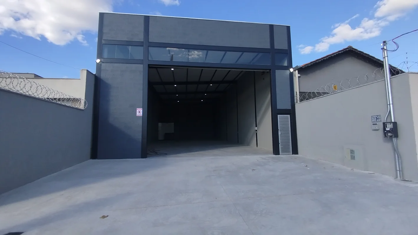 Galpão para Locação – 1º UsoGalpão novo com 250m² de área total, sendo 200m² de ...