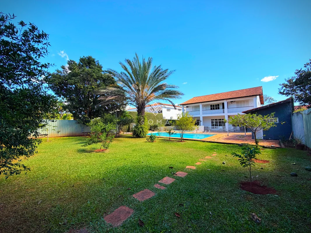 Casa ampla e bem distribuída, com ambientes iluminados, ventilação natural e var...