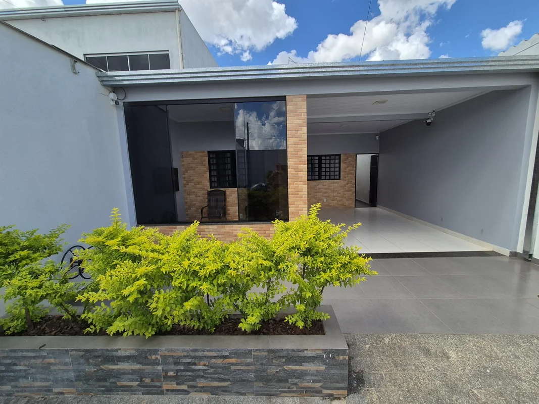 LINDA casa semi nova 2 qtos Garagem Área de serviço Lote Grande Ótima localizaçã...