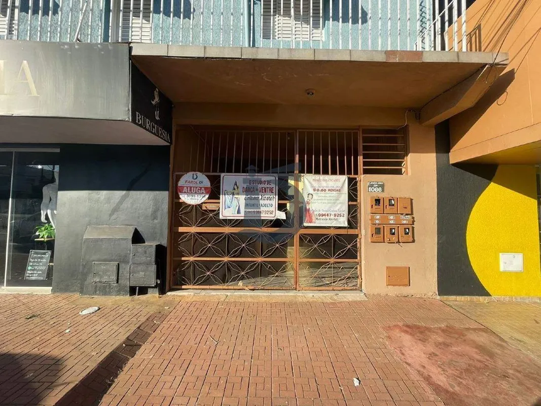 Casa de fundo com aproximadamente 80m², distribuídos em: 02 Quartos, Sala com 02...