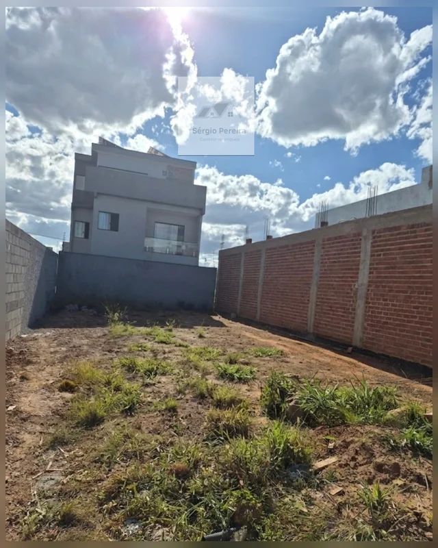 Lote Escriturado, quitado e registrado, com água e luz instalados no padrão, com...