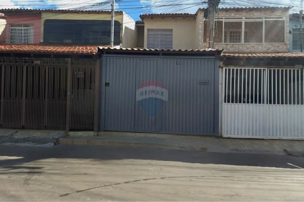 Vende - se sobrado de 80m² construídosLocalização : QN 8E Conjunto 05Sobrado com...