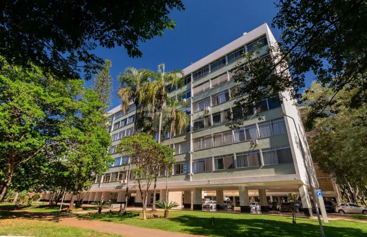 Localizado em uma das quadras mais desejadas da Asa Sul, este apartamento na SQS...