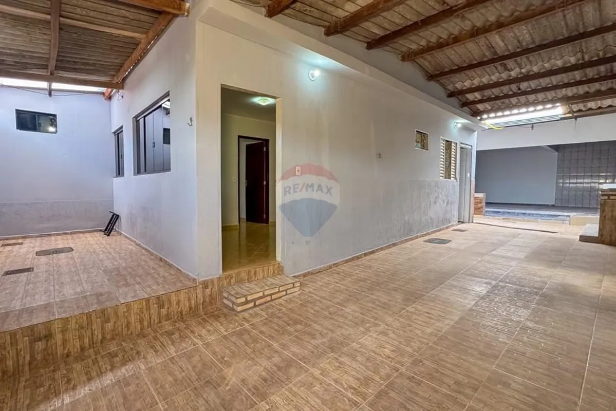 A casa é composta por: - 3 quartos sendo 1 suíte;- Sala de estar;- 2 Banheiros s...