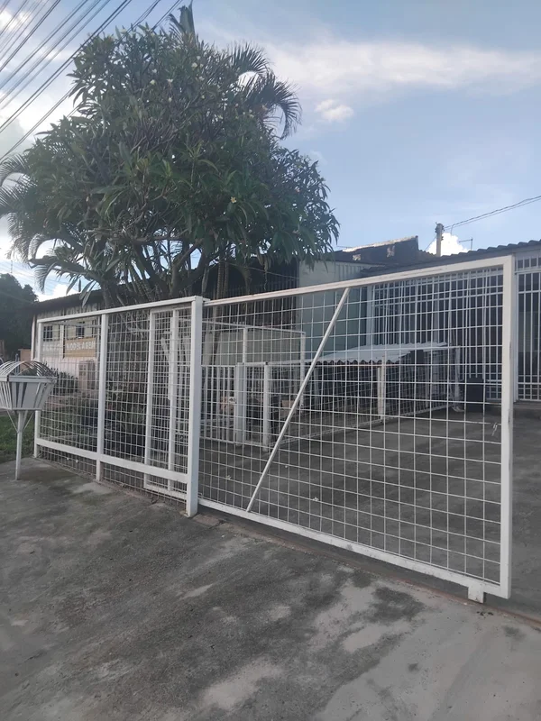 ALUGA-SE ou VENDE-SE UMA CASA NA QR 319 DE SAMAMBAIA! Possui: salacozinha1 banhe...
