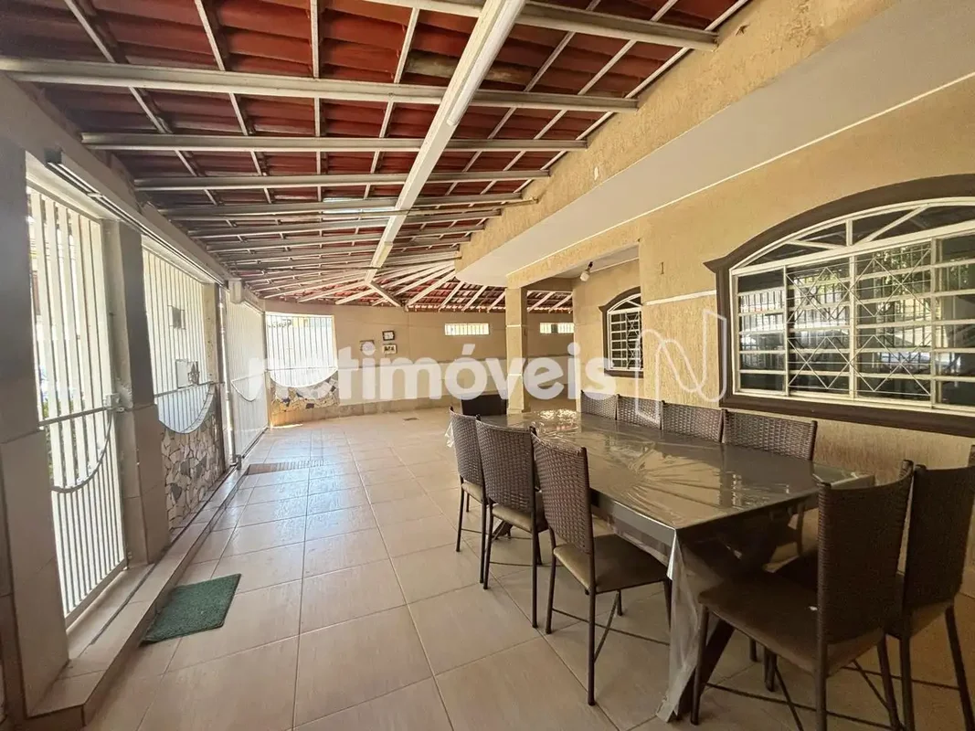 Exclusividade e Conforto: Casa de Esquina com Suítes, Varandas e Espaços AmplosA...