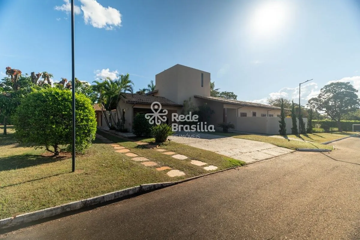 No coração do Setor de Mansões Dom Bosco, esta residência encanta pela imponênci...
