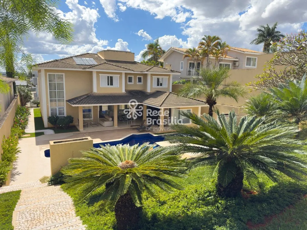 Excelente Casa 5 Suítes, sendo 1 Master( uma das Suítes no Térreo)Terreno Vazado...