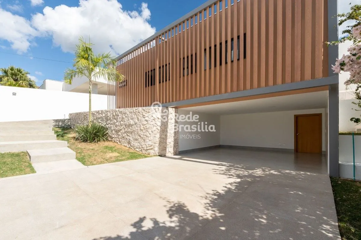 Casa recém-reformada com projeto assinado pela COM/C Arquitetura, localizada na ...