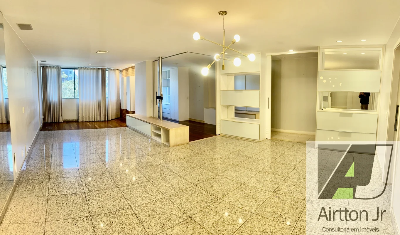 Apartamento de 4 quartos (sendo 2 suítes), um quarto abreviado para sala de TV/e...
