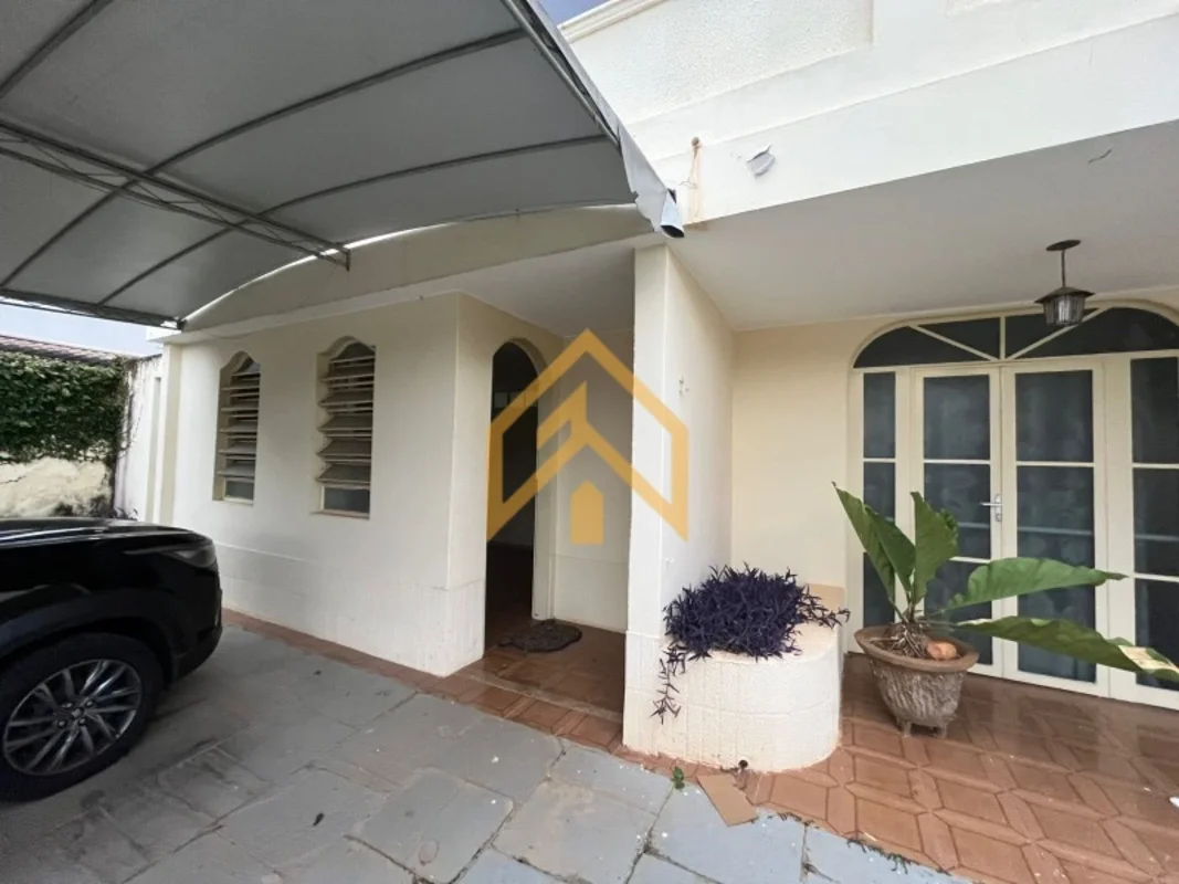 Casa linda com discriminação a seguir:Sala de estarCozinha com armáriosSala de j...