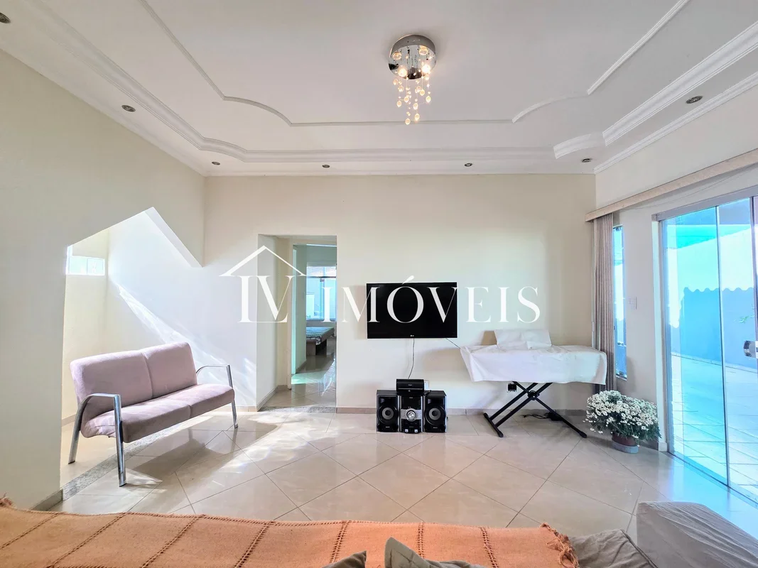 LV IMÓVEIS VENDE CASA COLONIAL EM VICENTE PIRES, AVENIDA DA MISERICÓRDIA NO RESI...