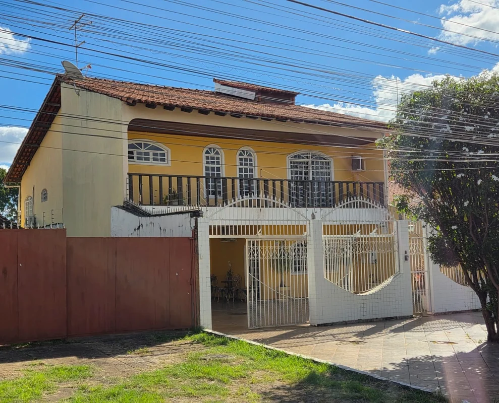 Sobrado com 6 quartos na QSD 35 — Taguatinga SulExcelente sobrado na QSD 35, em ...
