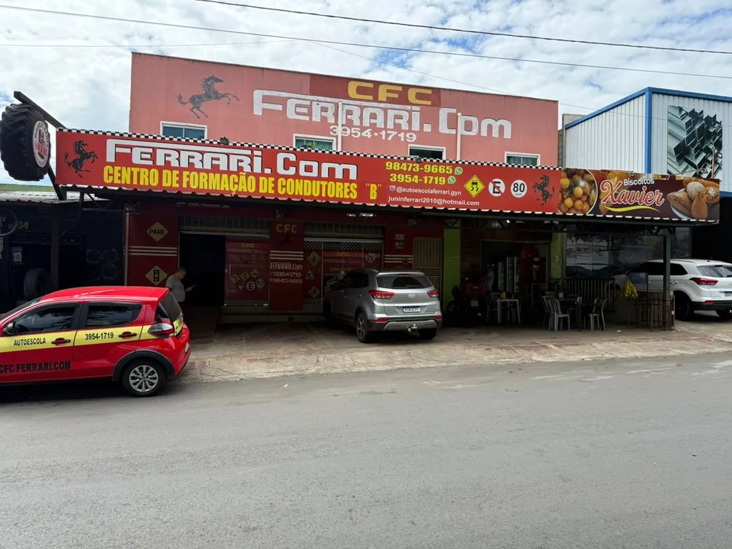 Conjunto formado por uma casa residencial + 3 salas comerciais + 2 apartamentos ...