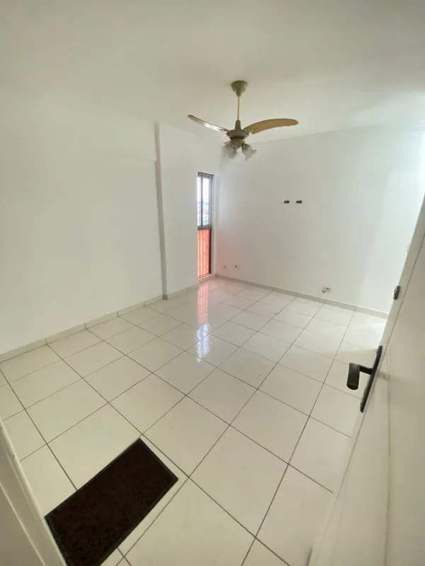 Apartamento confortável tendo uma suíte com ar-condicionado e armários; sala amp...