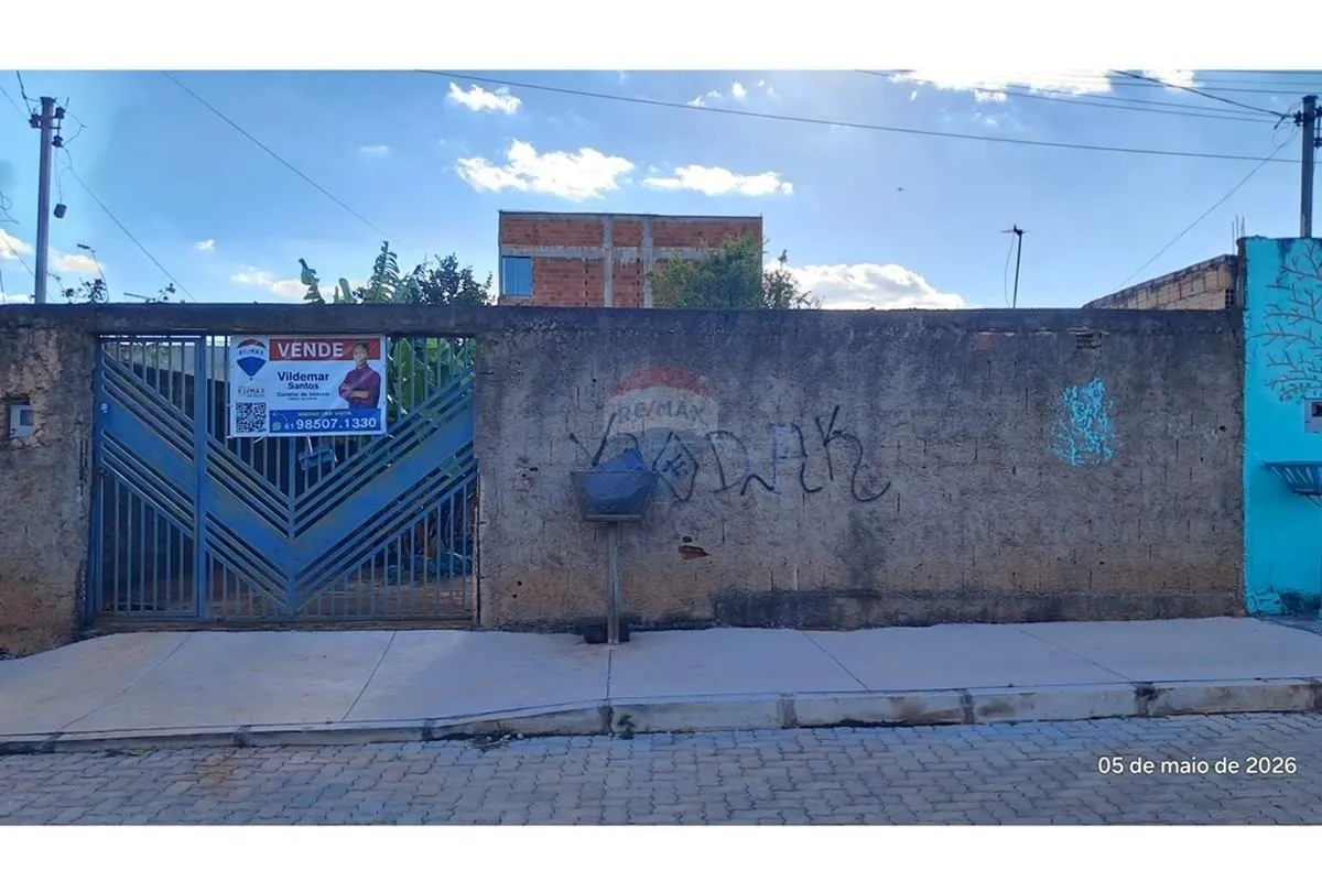 Casa construída na área do fundo, deixando frente totalmente livre para a constr...