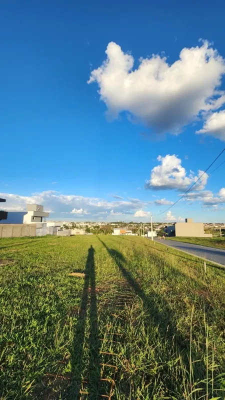 Excelente lote com 211,20m² no Jardins Versalhes, ideal para quem deseja constru...