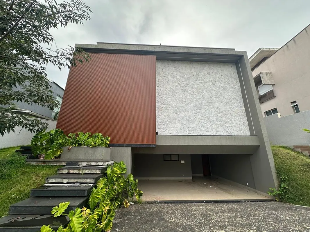 ResidÃªncia imponente, com arquitetura contemporÃ¢nea e excelente distribuiÃ§Ã£o...