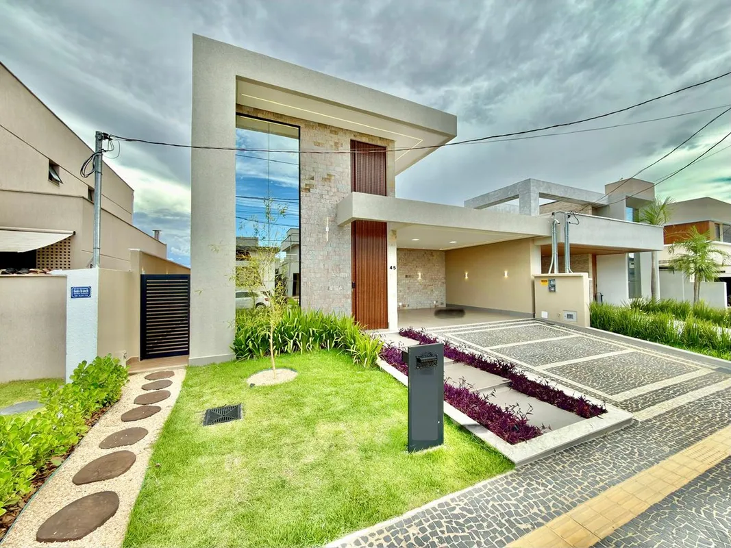 Casa tÃ©rrea de alto padrÃ£o no condomÃ­nio Jardins Bolonha, em Senador Canedo. ...