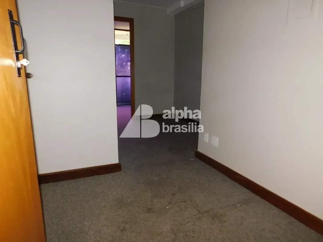 Sala ampla com varanda ideal para seu negócio! Vão livre Banheiro Piso em cerâmi...