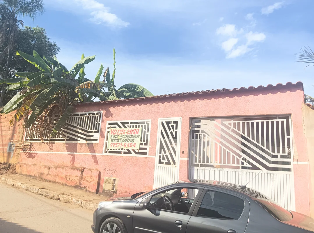 Vendo casa na Fercal, localizada no Bananal quadra 6.Composta de:3 quartos grand...
