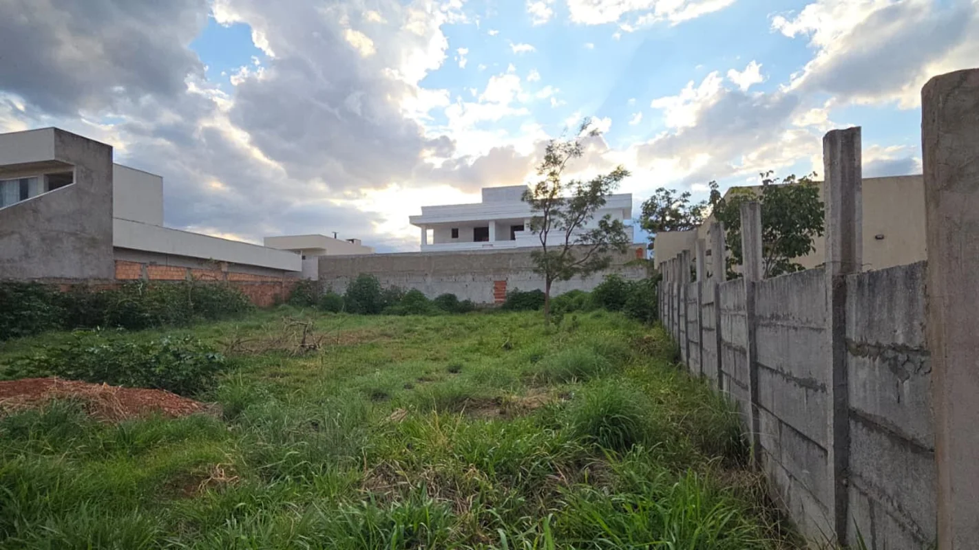 Maravilhoso tereno de 700m² no Condomínio Privê Morada Sul Etapa C.Terreno total...