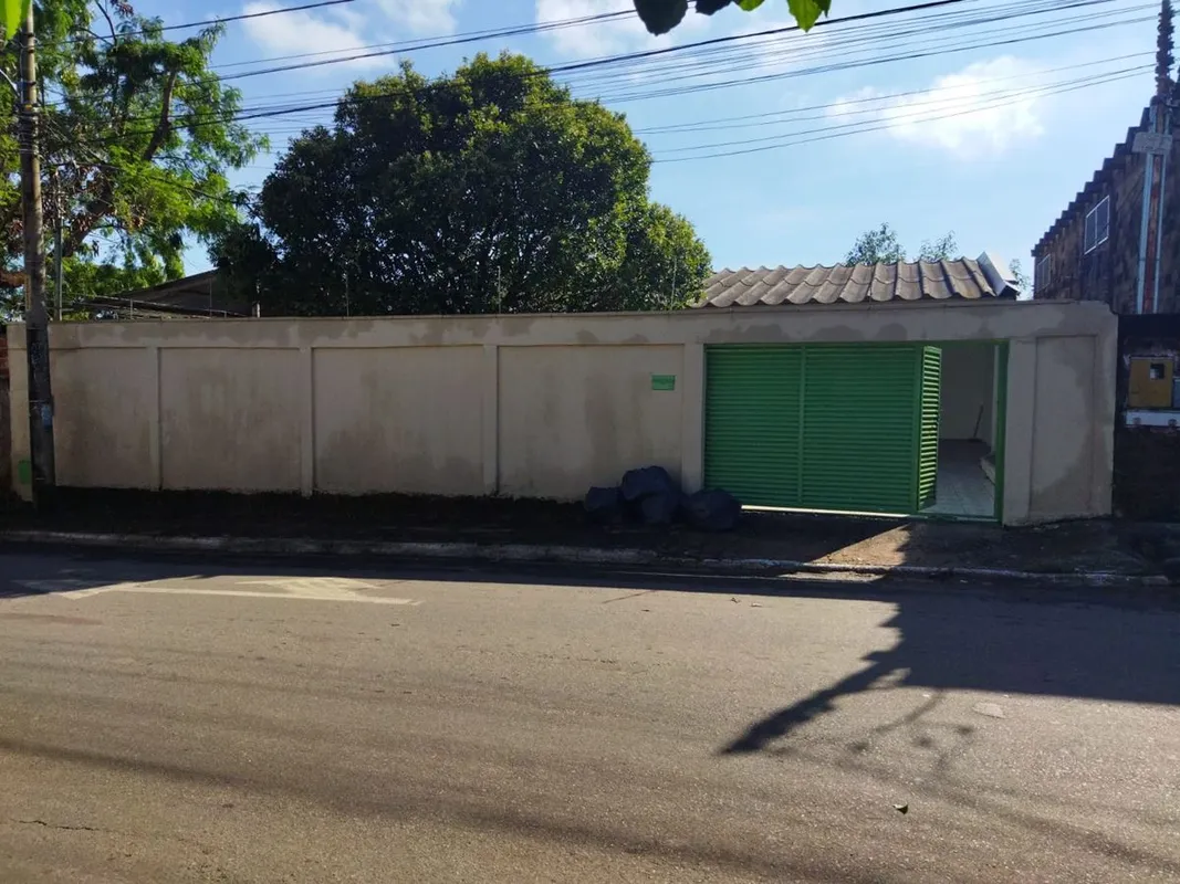 Descubra uma casa aconchegante na Rua 608, QUADRA 532 LOTE 1, no Setor São José,...