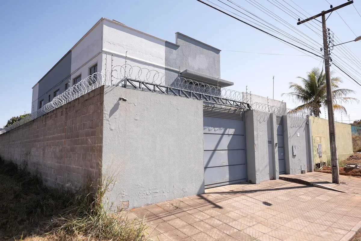 Sobrado - Aparecida de Goiânia Sobrado 403m² com 5 quartos sendo 2 suítes, suíte...
