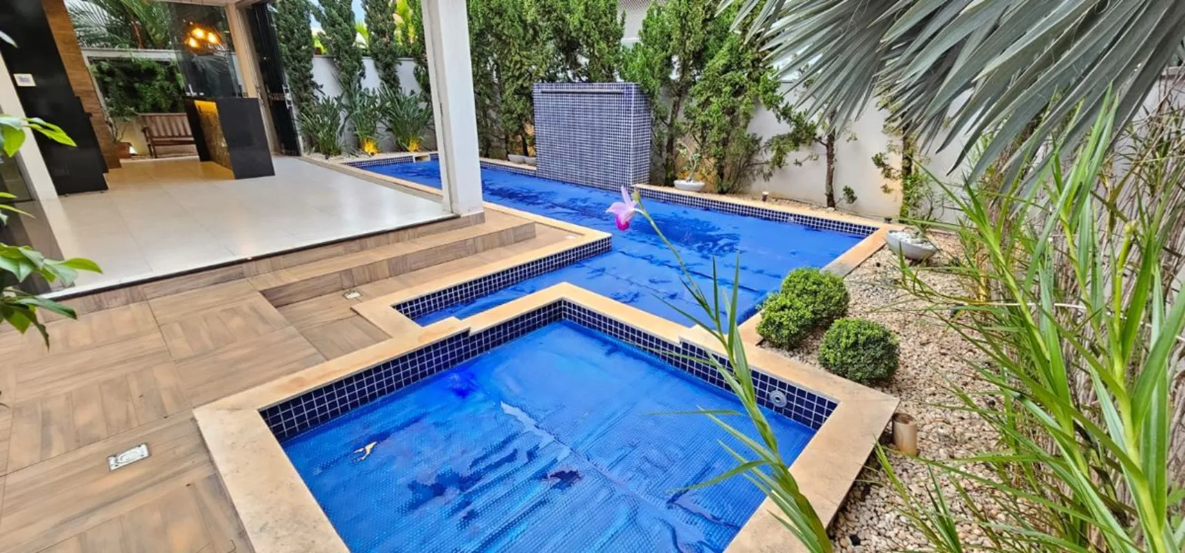 Vendo sobrado de esquina no Jardins Valencia com 446 mÂ² de terreno e 320 mÂ² de...