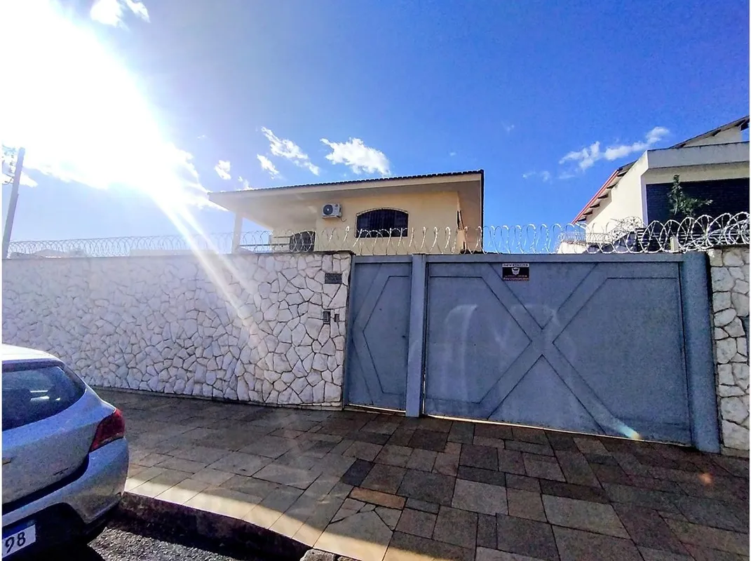Sobrado de 420 mÂ² com piso superior composto por 04 quartos, sendo 02 suÃ­tes c...