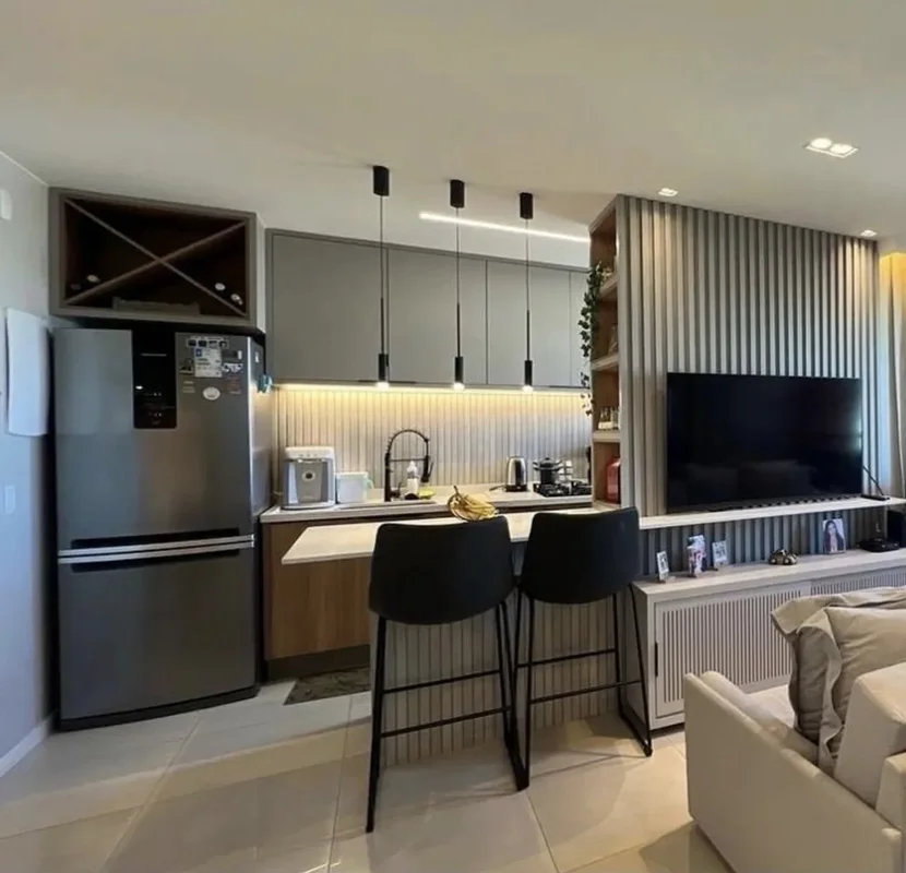 Apartamento semi mobiliado de canto, reformado, vista livre, 2 quartos, 1 suíte,...