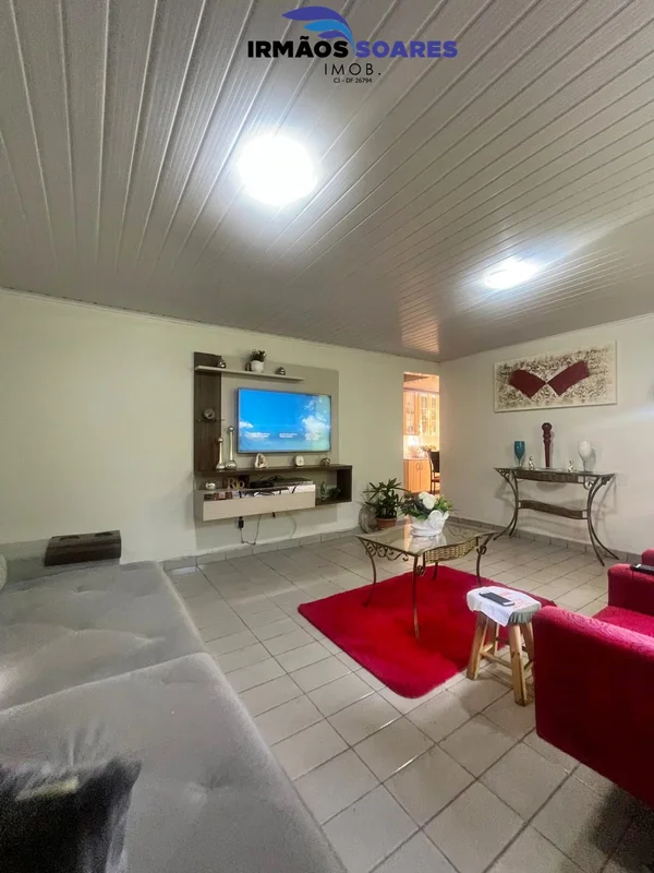 Casa térrea, distribuída em sala de esta com dois ambientes, sala de jantar com ...
