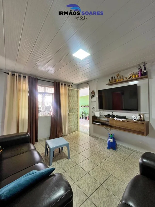 Casa térrea, distribuída em sala de Tv, copa, sala de jantar, cozinha com armári...
