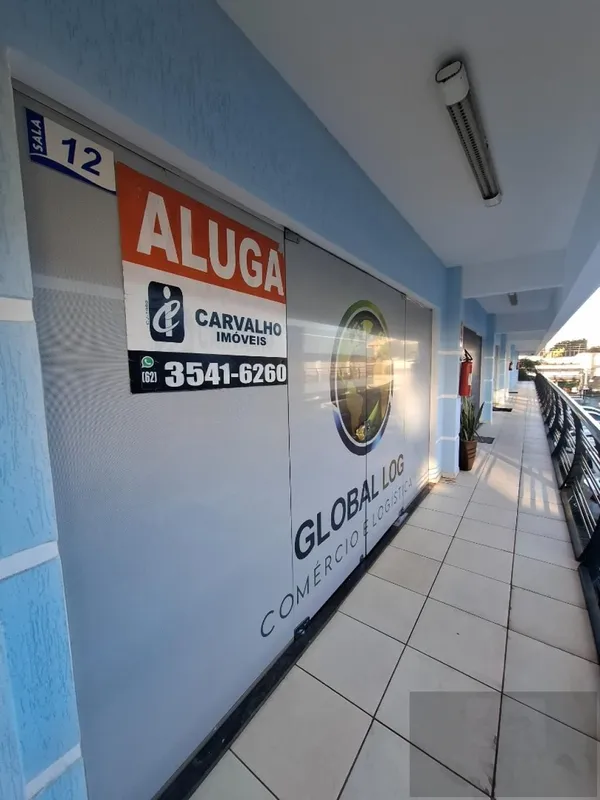 Sala comercial com aproximadamente 30 m², banheiro privativo, frente em blindex,...