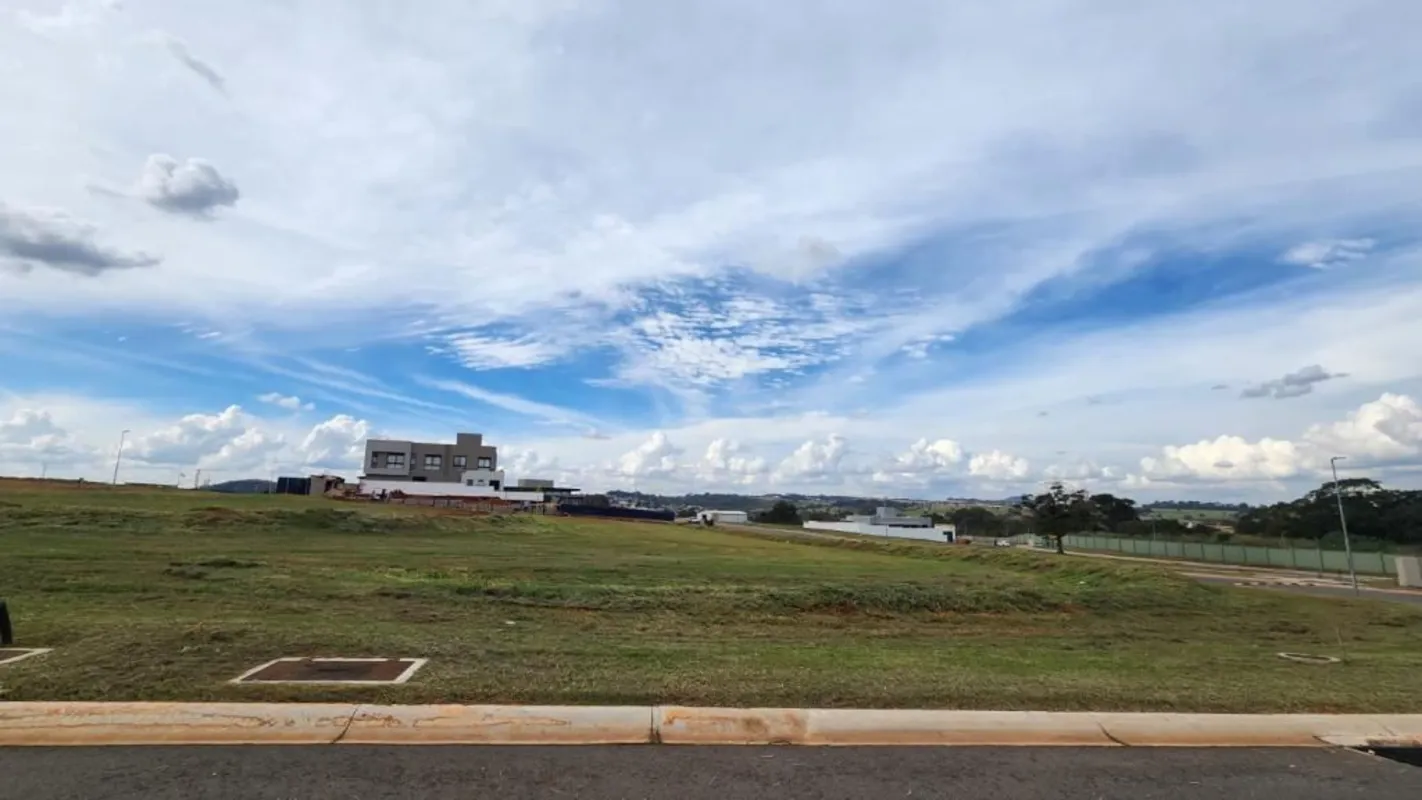Lote exclusivo com 791,39m² de área total no sofisticado condomínio Plateau D'or...
