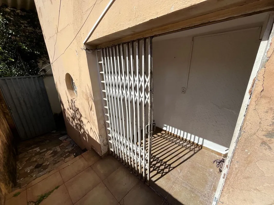 Casa aconchegante, com ambientes amplos e excelente área externa, ideal para que...