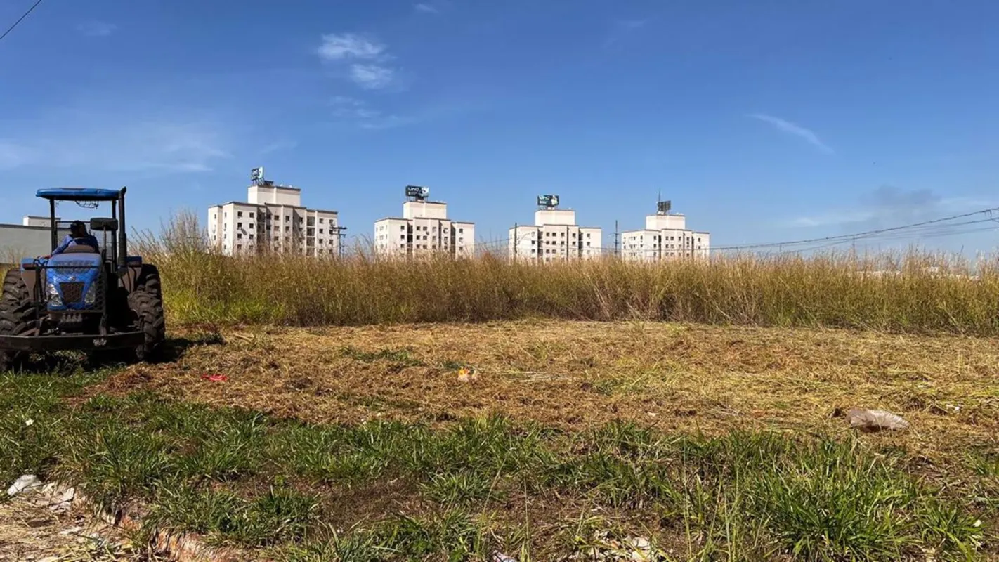 Excelente oportunidade!Lote de 309 m² de esquina, muito bem localizado no Reside...