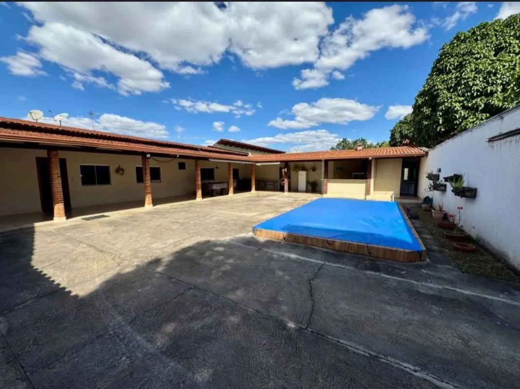 - Casa térrea com 147m² de área construída, em lote de 360,33m² - 3 quartos, sen...