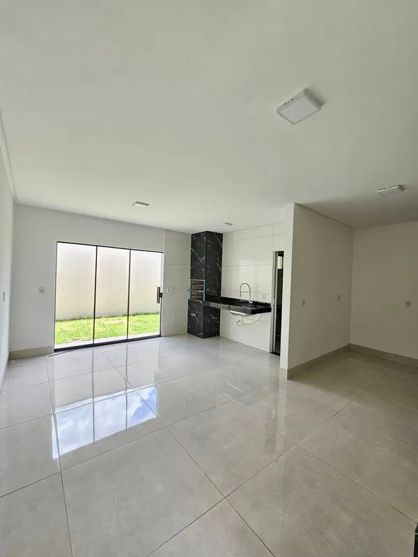 Apresentamos uma excelente casa com projeto moderno e acabamento de qualidade, l...