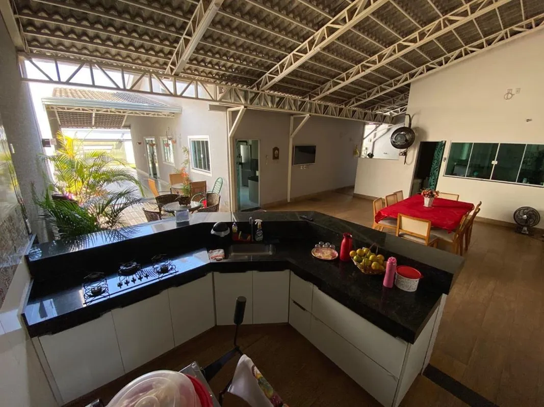 I240 MT de área construída•300 MT de área totalDESCRIÇÃO•Casa 3/4 sendo um suíte...