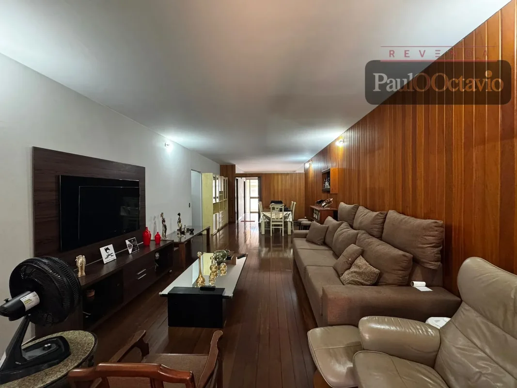 Casa de canto, vazada, com 339 m² de áreaCasa à venda na Asa Norte – SHCGN 716 B...