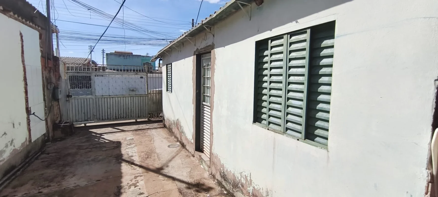 VENDO CASA – QS 06 AREALÓtima oportunidade para morar ou investir.Imóvel com 2 c...