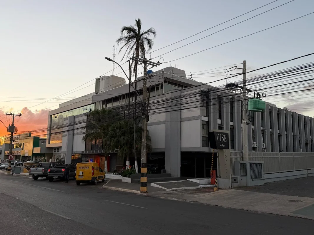 Sala Comercial 40 m² — SIA Trecho 3, Lote 990 (Ed. Itaú)Sala comercial de 40 m² ...