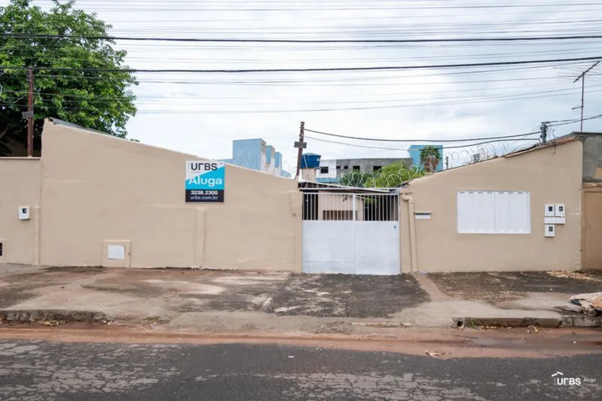 São 3 casas reformadas que compartilham o mesmo lote, localizadas próximas à Pra...