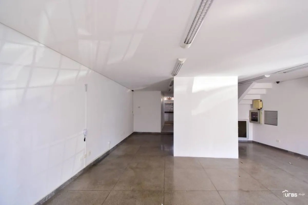 Loja comercial no Setor Coimbra! Vão livre com mezanino e uma sala, três banheir...