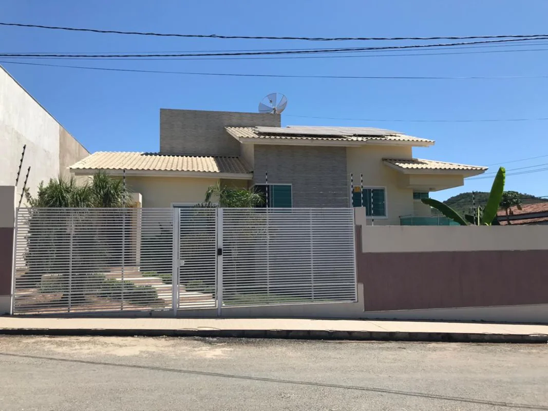 Vende-se casa em São Desidério • Casa bem localizada, na rua da maternidade;•5 q...