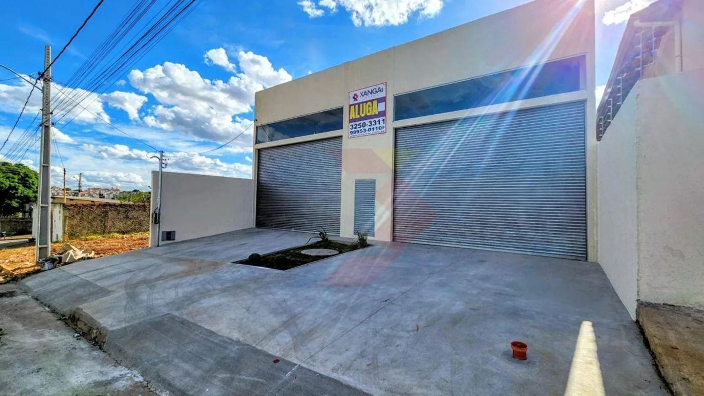 364m² de área total, sendo 264m² de área construída, 2 banheiros, copa, corredor...