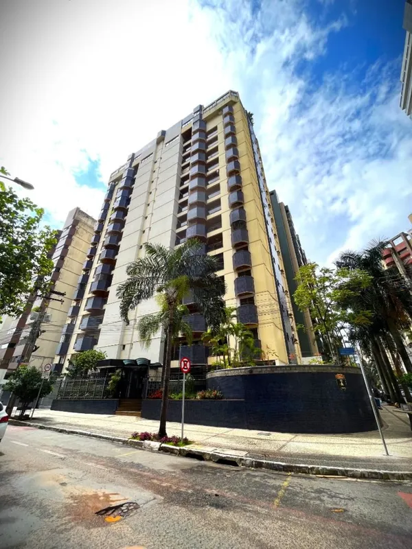 Apartamento com 04 quartos sendo 02 suítes todas com armários e ar condicionado,...