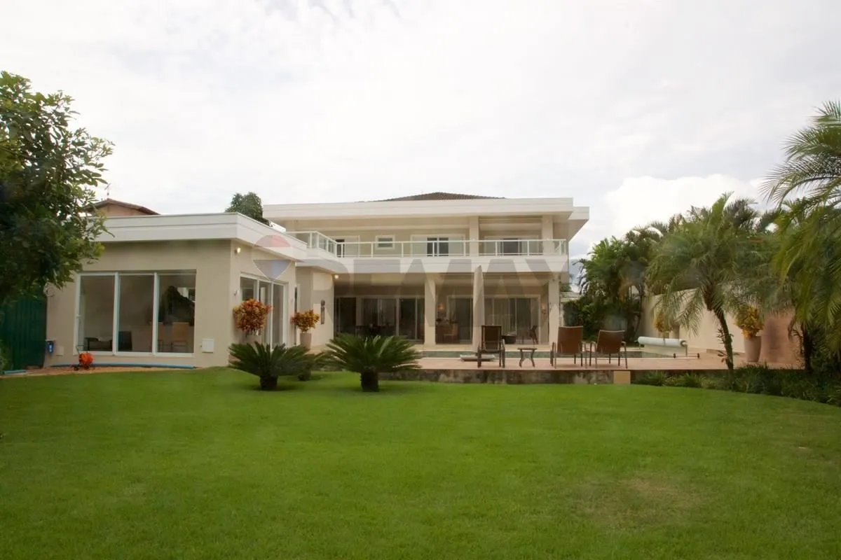 Localizada na prestigiosa SHIS QI 15 Lago Sul, esta magnífica residência está à ...